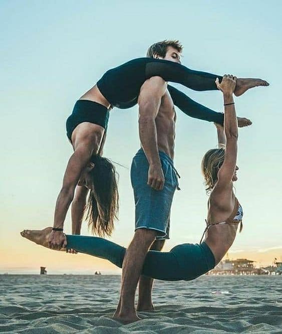 Hợp Lực Yoga Ba Người - Sự Kết Nối và Sức Mạnh Trong Từng Động Tác